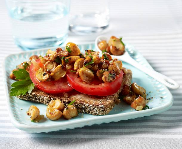 Vollkornbrot mit Tomaten und Pilzgemüse Rezept Vollkornbrot mit Tomaten und Pilzgemüse Rezept