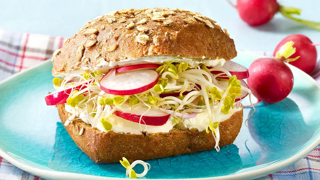Vollkornbrötchen mit Frischkäse, Radieschen und Sprossen Rezept - Foto: LECKER @ Bauer Media Group Vollkornbrötchen mit Frischkäse, Radieschen und Sprossen Rezept - Foto: LECKER @ Bauer Media Group