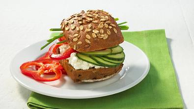 Vollkornbrötchen mit Frischkäse und Gurke Rezept - Foto: LECKER @ Bauer Media Group