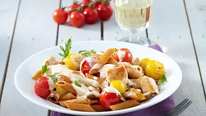Vollkornnudeln mit Schmortomaten und Hähnchenfilet in Frischkäsesoße Rezept - Foto: LECKER @ Bauer Media Group