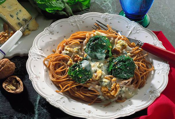 Vollkornnudeln mit Spinatkugeln und Gorgonzolasoße Rezept Vollkornnudeln mit Spinatkugeln und Gorgonzolasoße Rezept
