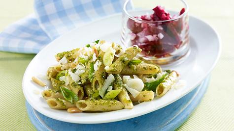 Vollkornpenne mit Petersilienpesto zu Rote-Bete-Salat Rezept - Foto: House of Food / Bauer Food Experts KG
