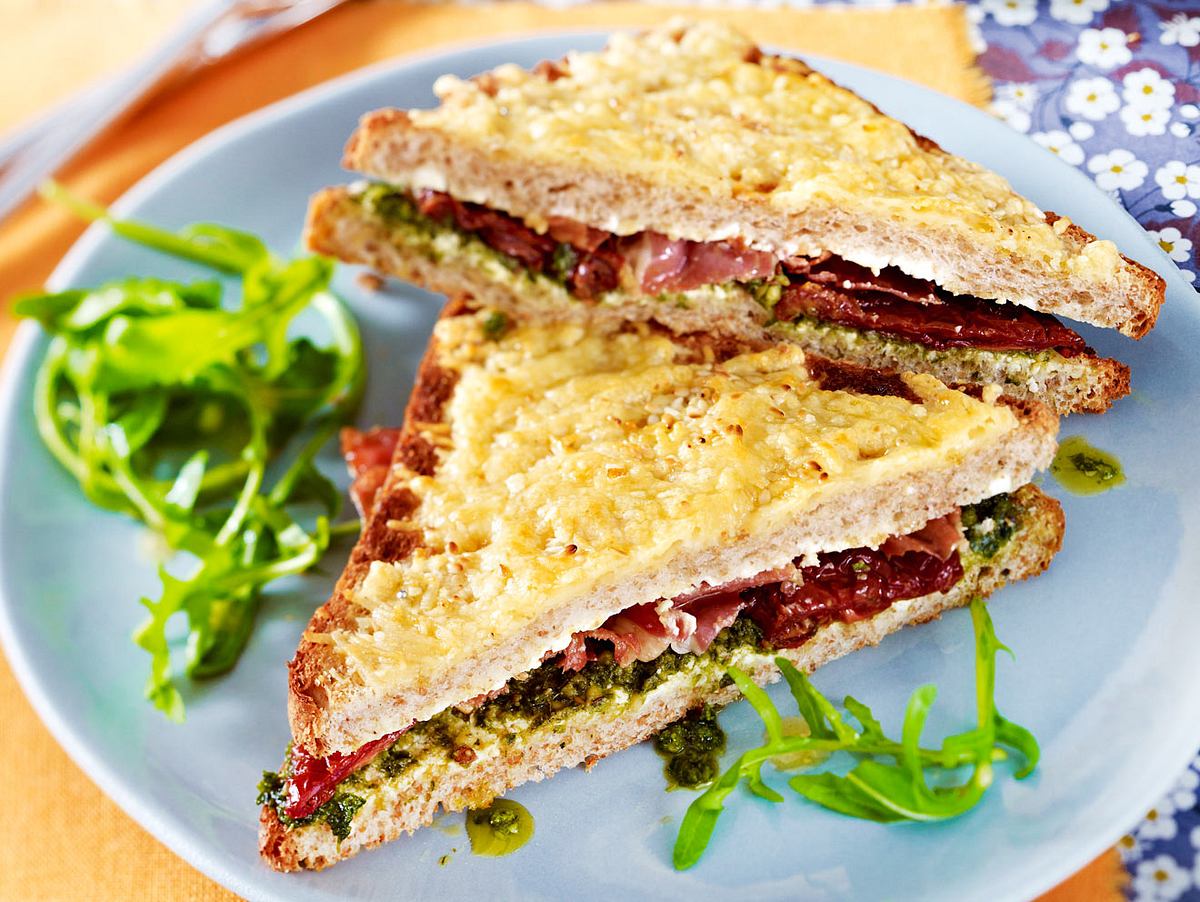 Vollkornsandwich mit getrockneten Tomaten, Pesto und Serranoschinken Rezept