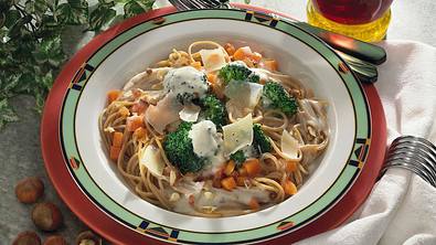 Vollkornspaghetti mit Broccoli-Möhren-Sahne-Soße Rezept - Foto: LECKER @ Bauer Media Group