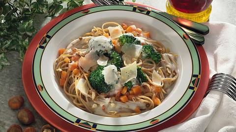 Vollkornspaghetti mit Broccoli-Möhren-Sahne-Soße Rezept - Foto: Neckermann