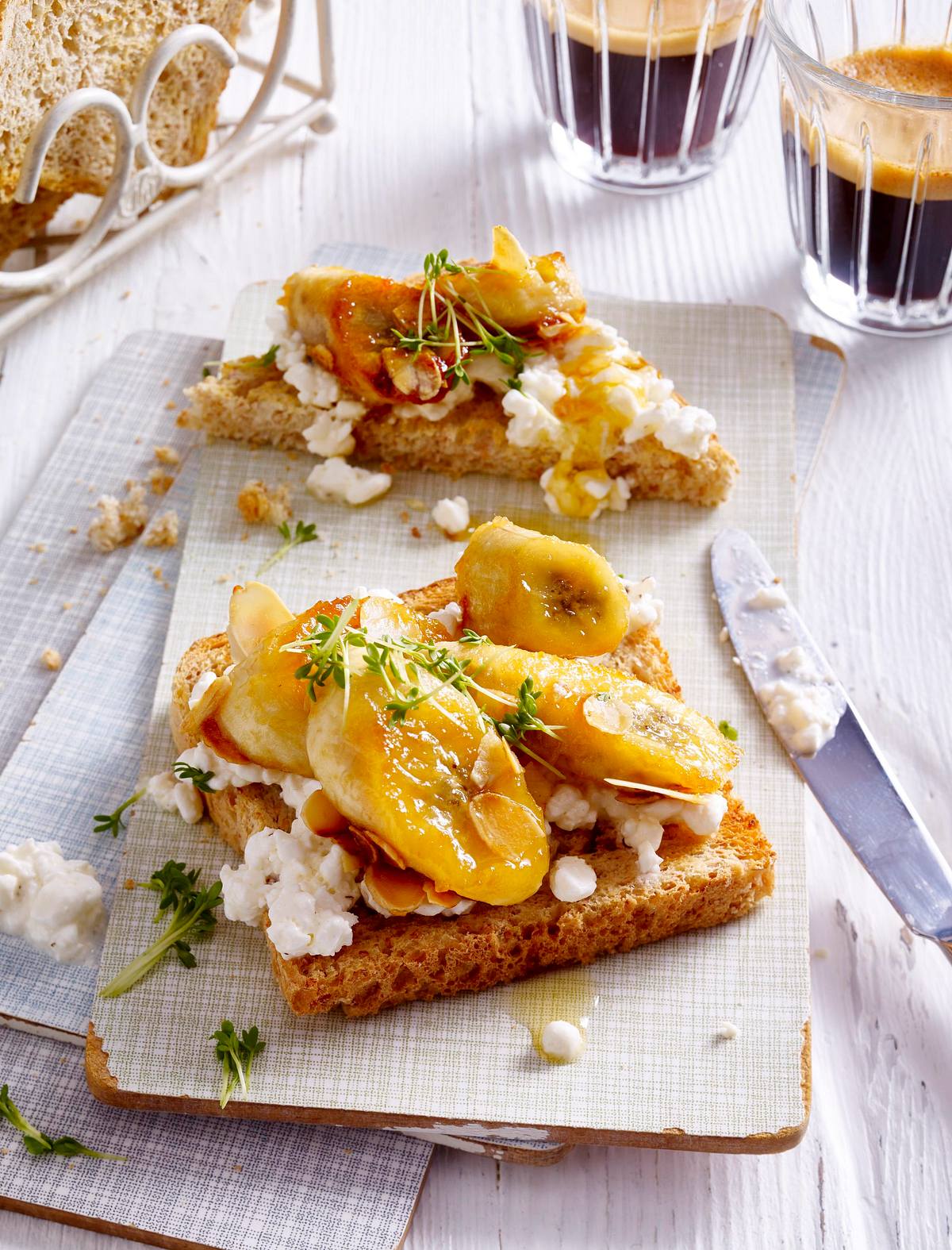 Vollkorntoast mit Banane, Hüttenkäse und Mandeln Rezept