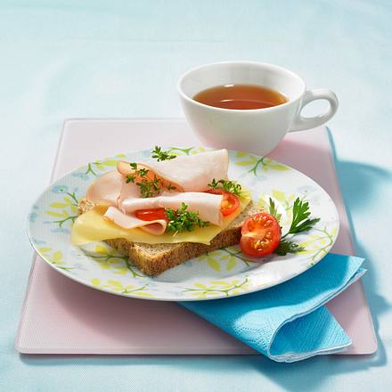 Vollkorntoast mit Putenbrust, Käse, Tomate und Kresse Rezept Vollkorntoast mit Putenbrust, Käse, Tomate und Kresse Rezept