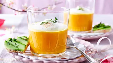 Vorspeise zu Ostern: Möhrensuppe im Glas und mit Milchschaum serviert. - Foto: LECKER @ Bauer Media Group