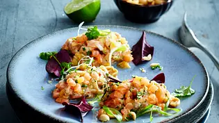 Lachs-Tatar mit Honig-Limetten-Dressing - Foto: LECKER @ Bauer Media Group Lachs-Tatar mit Honig-Limetten-Dressing - Foto: LECKER @ Bauer Media Group