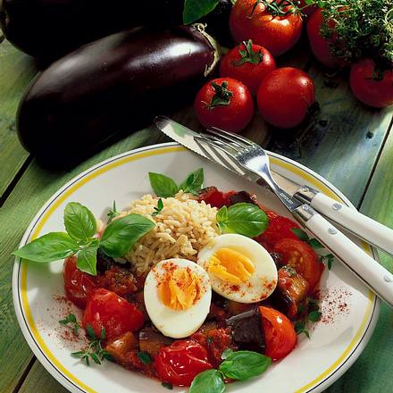 Wachsweiche Eier auf Auberginen-Kräuter-Ragout Rezept Wachsweiche Eier auf Auberginen-Kräuter-Ragout Rezept