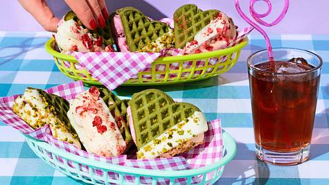 Waffel-Happen mit Erdbeereis Rezept - Foto: House of Food / Bauer Food Experts KG