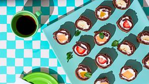 Waffel-Sushi mit Sahne-Frucht-Füllung Rezept - Foto: House of Food / Bauer Food Experts KG