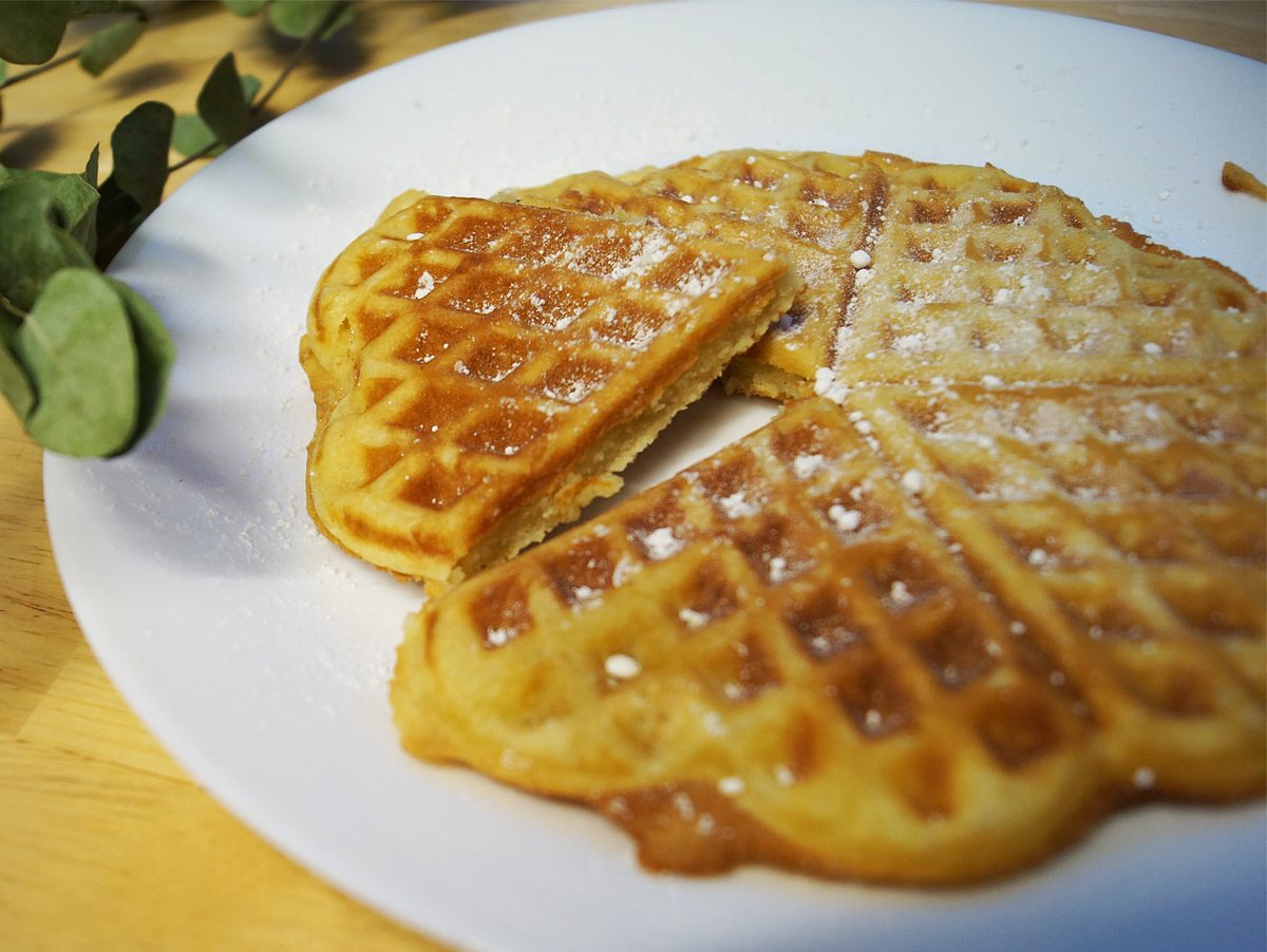 Selbst gebackene Herzwaffeln auf einem Teller