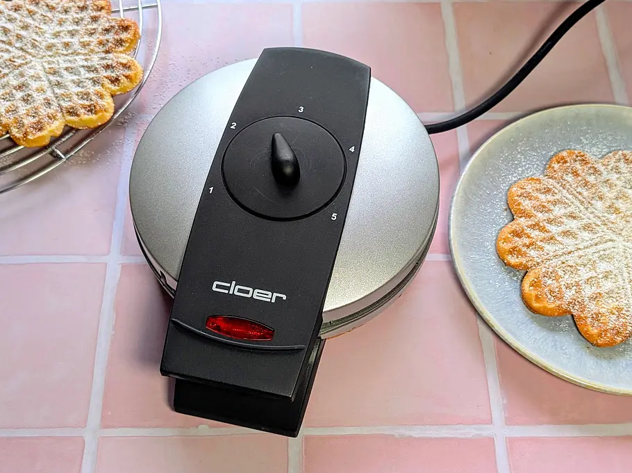 Cloer-Waffeleisen im Test Selbst gebackene Waffeln neben dem Waffeleisen von Cloer.