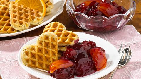 Waffelherzen mit Obstkompott Rezept - Foto: House of Food / Bauer Food Experts KG