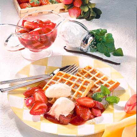 Waffeln mit Erdbeer-Rhabarber-Kompott Rezept Waffeln mit Erdbeer-Rhabarber-Kompott Rezept