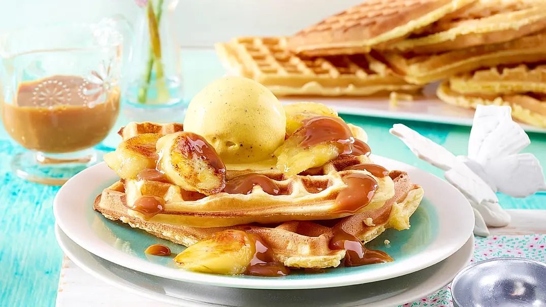 Waffeln mit gebratenen Bananen, Vanilleeis und Karamellsoße Rezept - Foto: LECKER @ Bauer Media Group Waffeln mit gebratenen Bananen, Vanilleeis und Karamellsoße Rezept - Foto: LECKER @ Bauer Media Group