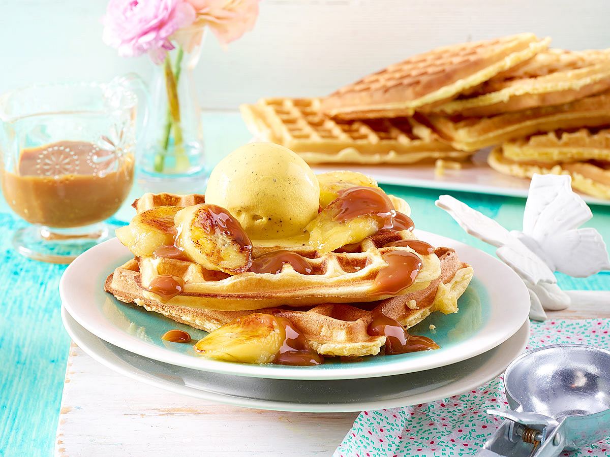 Waffeln mit gebratenen Bananen, Vanilleeis und Karamellsoße Rezept