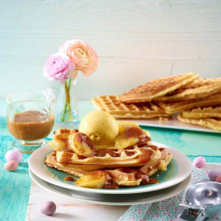 Waffeln mit gebratenen Bananen, Vanilleeis und Karamellsoße Rezept Waffeln mit gebratenen Bananen, Vanilleeis und Karamellsoße Rezept