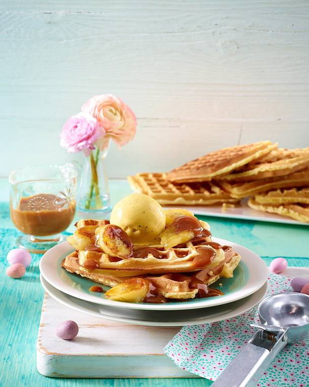 Waffeln mit gebratenen Bananen, Vanilleeis und Karamellsoße Rezept | LECKER