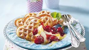 Waffeln mit Kirschen & Eierlikör Rezept - Foto: LECKER @ Bauer Media Group Waffeln mit Kirschen & Eierlikör Rezept - Foto: LECKER @ Bauer Media Group