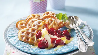 Waffeln mit Kirschen & Eierlikör Rezept - Foto: LECKER @ Bauer Media Group