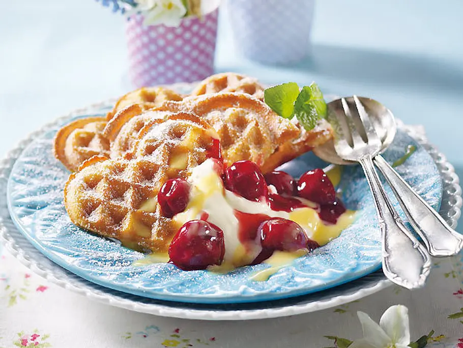 Waffeln mit Kirschen & Eierlikör Rezept Waffeln mit Kirschen & Eierlikör Rezept