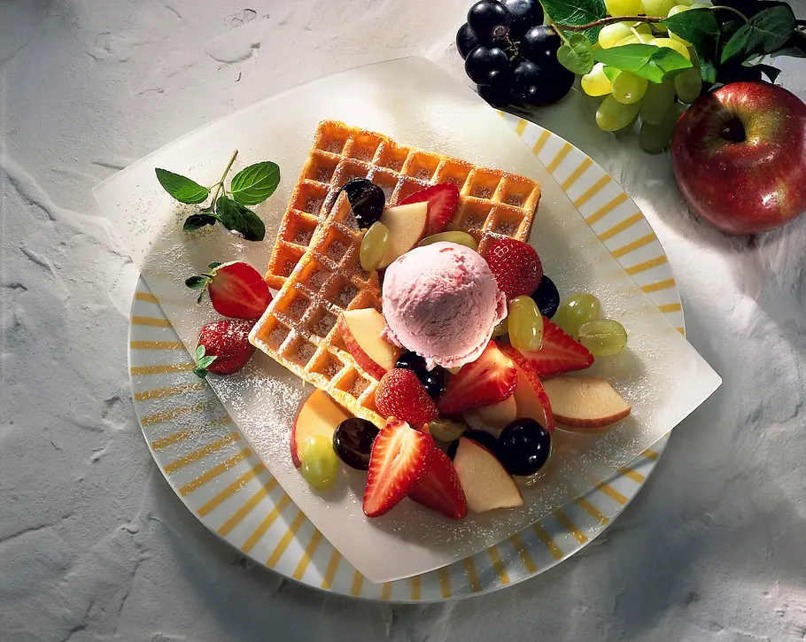 Waffeln mit Obstsalat und Eis Rezept Waffeln mit Obstsalat und Eis Rezept