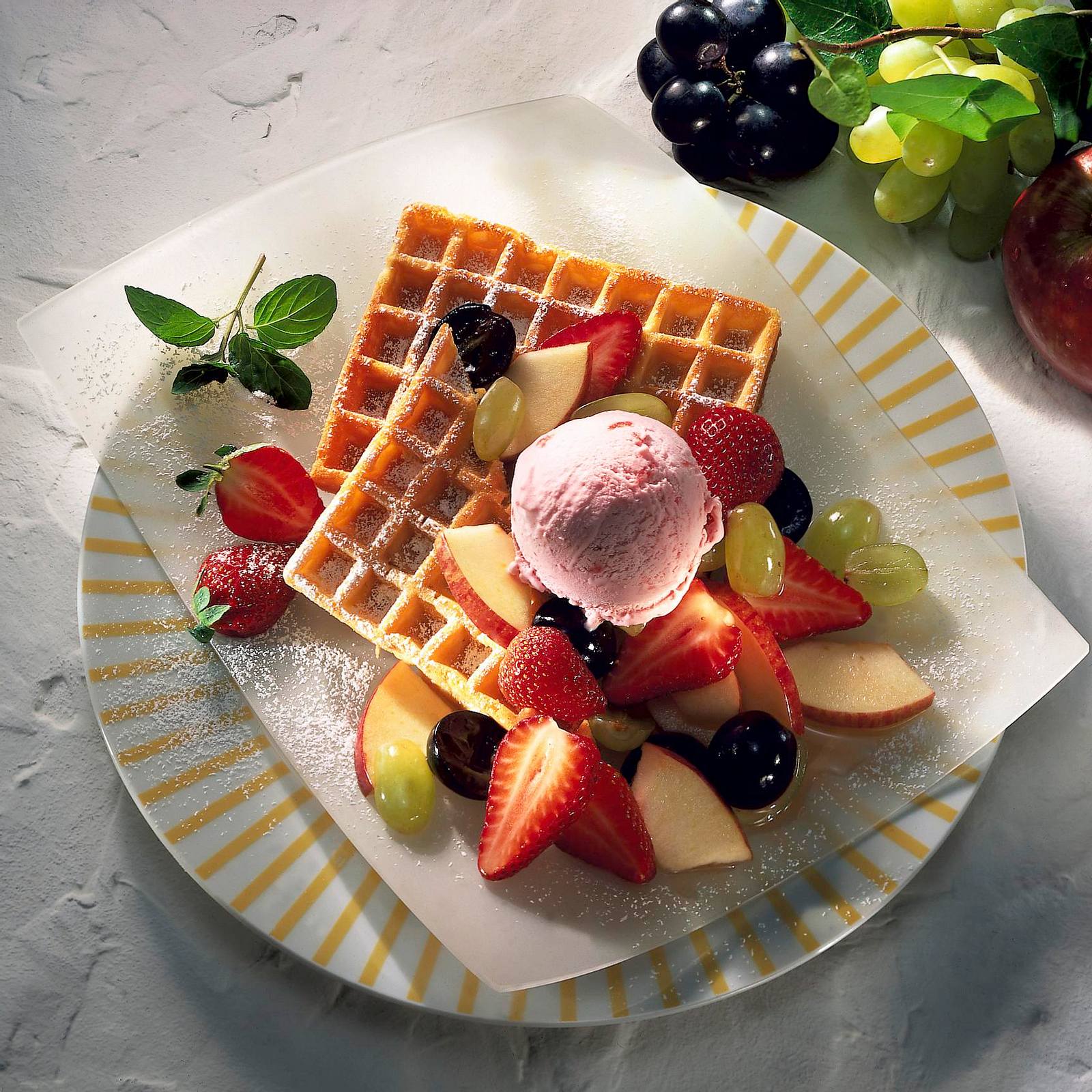 Waffeln mit Obstsalat und Eis Rezept