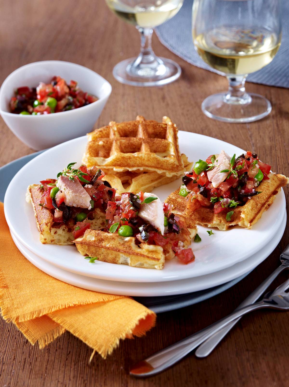 Waffeln mit Tomaten-Forellen-Mix Rezept