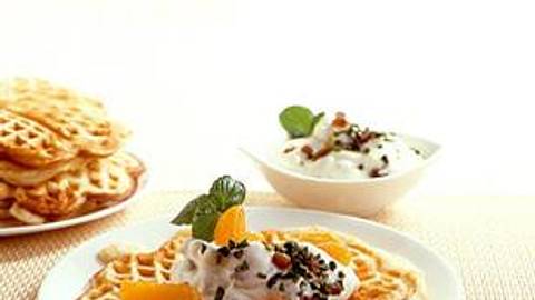 Waffeln - schnell und unkompliziert - von lecker.de Rezept - Foto: House of Food / Bauer Food Experts KG
