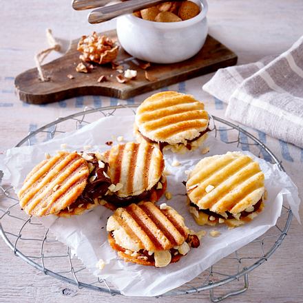 Waffelsandwiches mit Nussnougatcreme-Füllung Rezept Waffelsandwiches mit Nussnougatcreme-Füllung Rezept