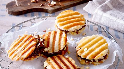 Waffelsandwiches mit Nussnougatcreme-Füllung Rezept - Foto: House of Food / Bauer Food Experts KG