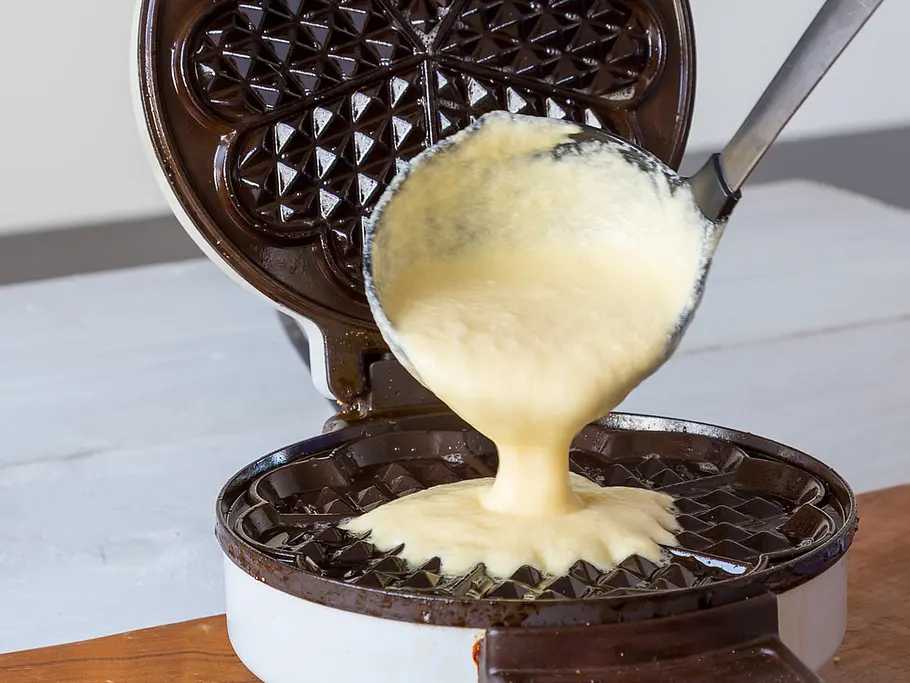 Waffelteig ins Waffeleisen geben Waffelteig ins Waffeleisen geben
