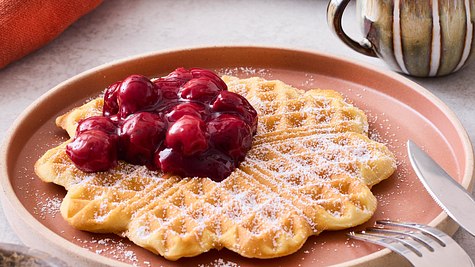 Herzwaffeln aus Waffelteig mit angedickten Kirschen - Foto: House of Food / Bauer Food Experts KG