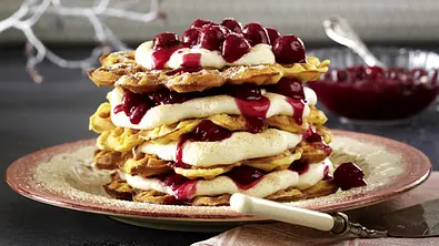 Waffeltorte mit Kirschen Rezept - Foto: LECKER @ Bauer Media Group