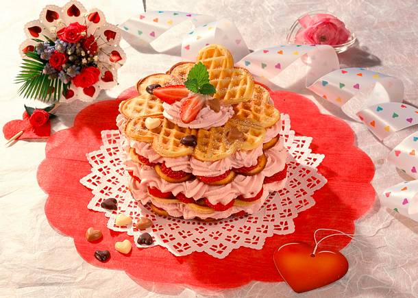 Waffelturm mit Erdbeer- Sahne-Füllung Rezept Waffelturm mit Erdbeer- Sahne-Füllung Rezept