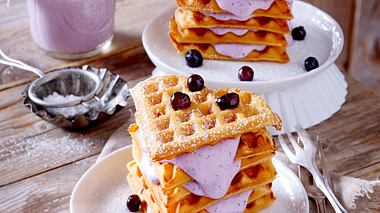 Waffeltürmchen mit Blaubeer-Mascarponecreme Rezept - Foto: House of Food / Bauer Food Experts KG