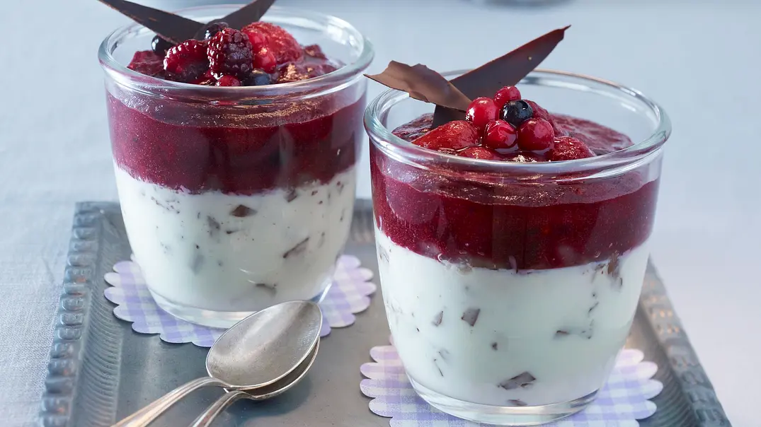 Waldfrucht-Stracciatella-Panna Cotta Rezept - Foto: LECKER @ Bauer Media Group Waldfrucht-Stracciatella-Panna Cotta Rezept - Foto: LECKER @ Bauer Media Group