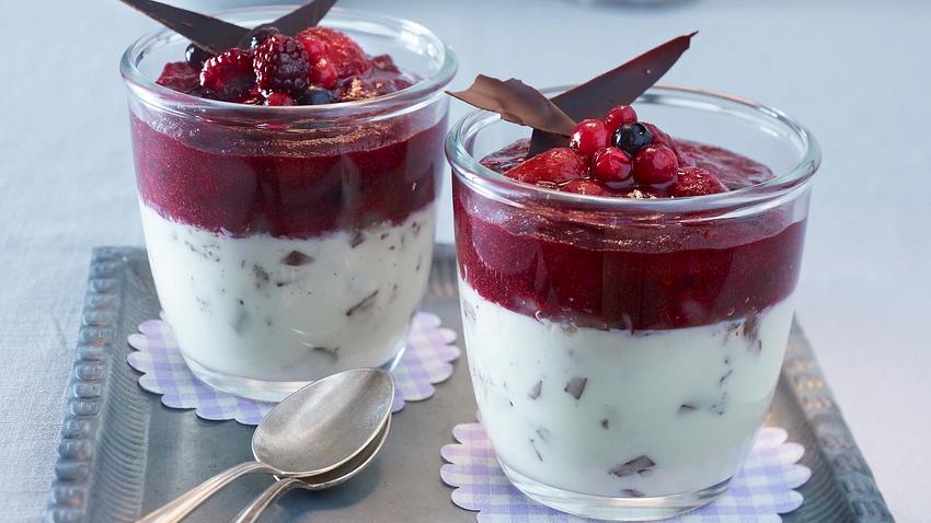 Waldfrucht-Stracciatella-Panna Cotta Rezept - Foto: House of Food / Bauer Food Experts KG