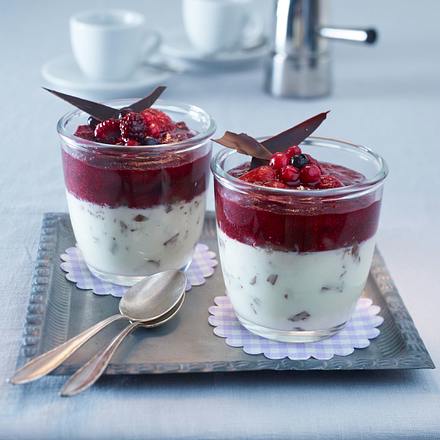 Waldfrucht-Stracciatella-Panna Cotta Rezept Waldfrucht-Stracciatella-Panna Cotta Rezept