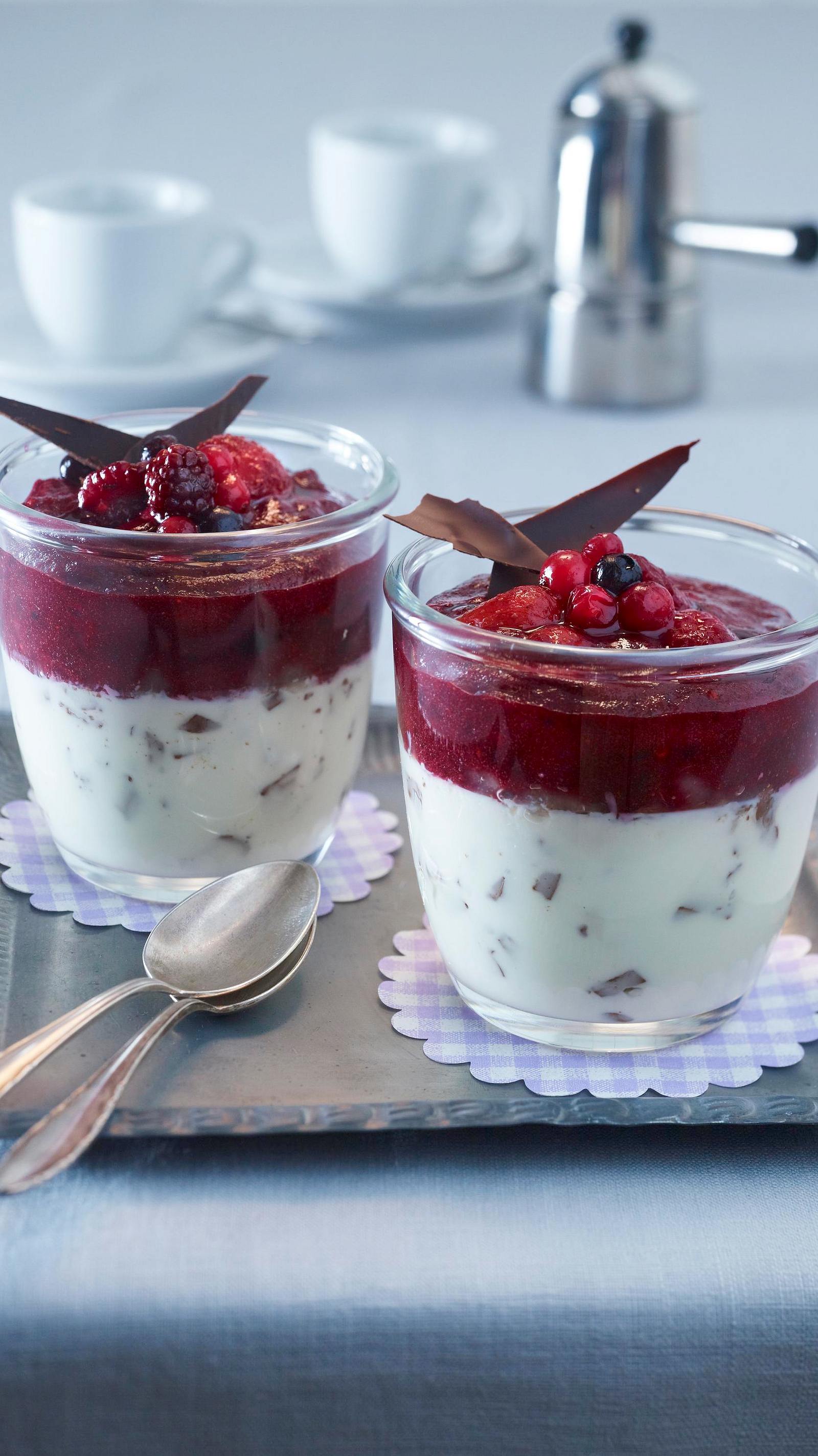 Waldfrucht-Stracciatella-Panna Cotta Rezept | LECKER