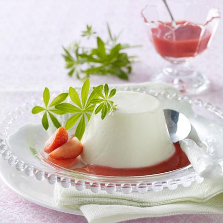 Waldmeister-Buttermilch-Mousse auf Erdbeerpüree Rezept Waldmeister-Buttermilch-Mousse auf Erdbeerpüree Rezept
