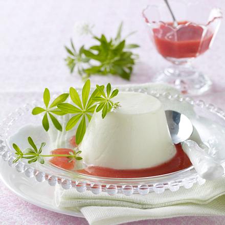 Waldmeister-Buttermilch-Mousse auf Himbeerpüree Rezept Waldmeister-Buttermilch-Mousse auf Himbeerpüree Rezept