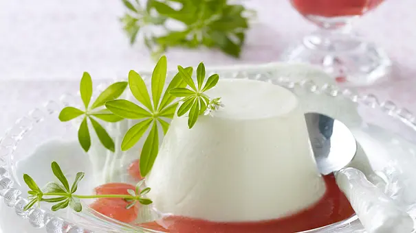 Waldmeister-Buttermilch-Mousse auf Himbeerpüree Rezept - Foto: LECKER @ Bauer Media Group Waldmeister-Buttermilch-Mousse auf Himbeerpüree Rezept - Foto: LECKER @ Bauer Media Group
