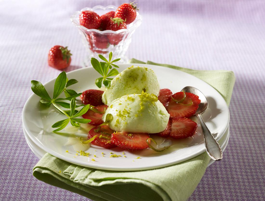 Waldmeister-Mousse mit Limettensoße und Erdbeeren Rezept | LECKER