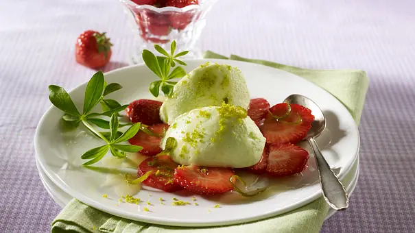 Waldmeister-Mousse mit Limettensoße und Erdbeeren Rezept - Foto: LECKER @ Bauer Media Group Waldmeister-Mousse mit Limettensoße und Erdbeeren Rezept - Foto: LECKER @ Bauer Media Group