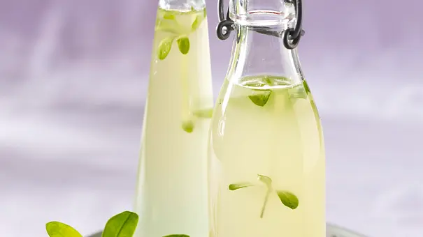 Waldmeister-Sirup Rezept - Foto: LECKER @ Bauer Media Group Waldmeister-Sirup Rezept - Foto: LECKER @ Bauer Media Group