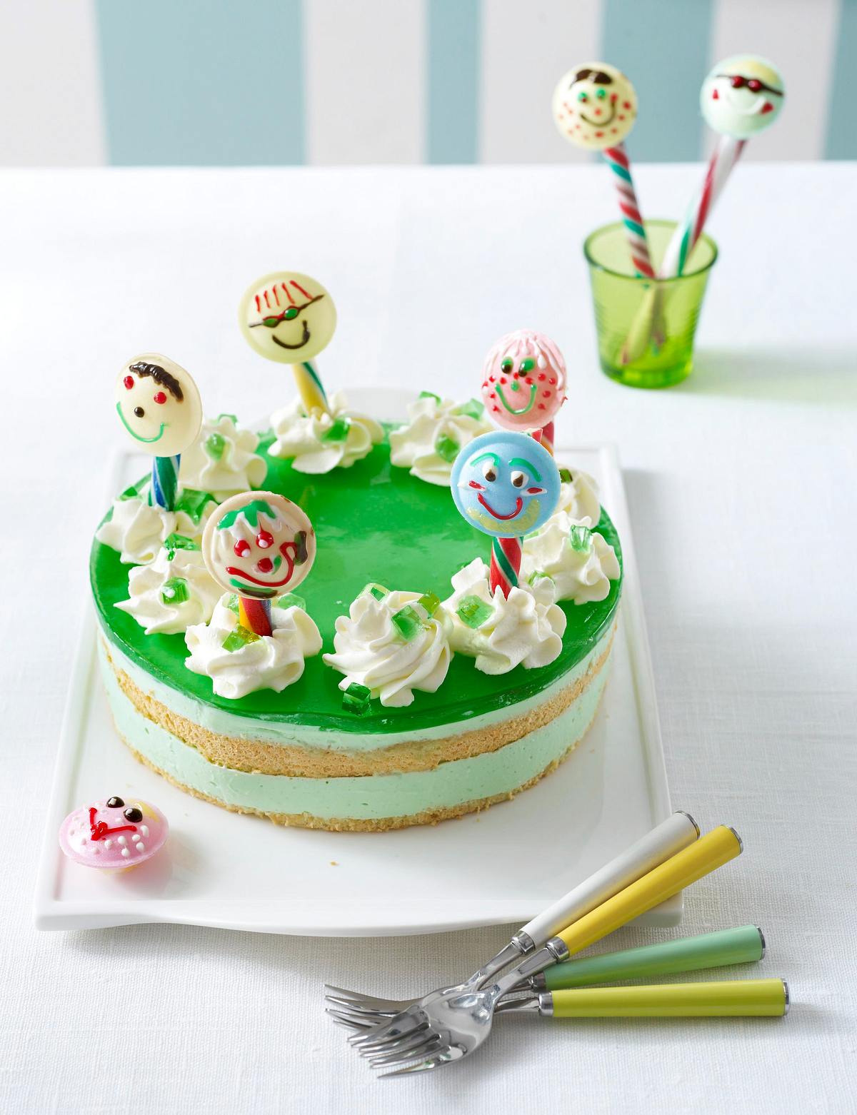 Waldmeister-Torte mit Brause-Lollies (Kinder-Geburtstagstorte) Rezept