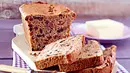 Früchtebrot mit drei angeschnittenen Scheiben auf einem kleinen Holzbrett mit Brotmesser. - Foto: LECKER @ Bauer Media Group